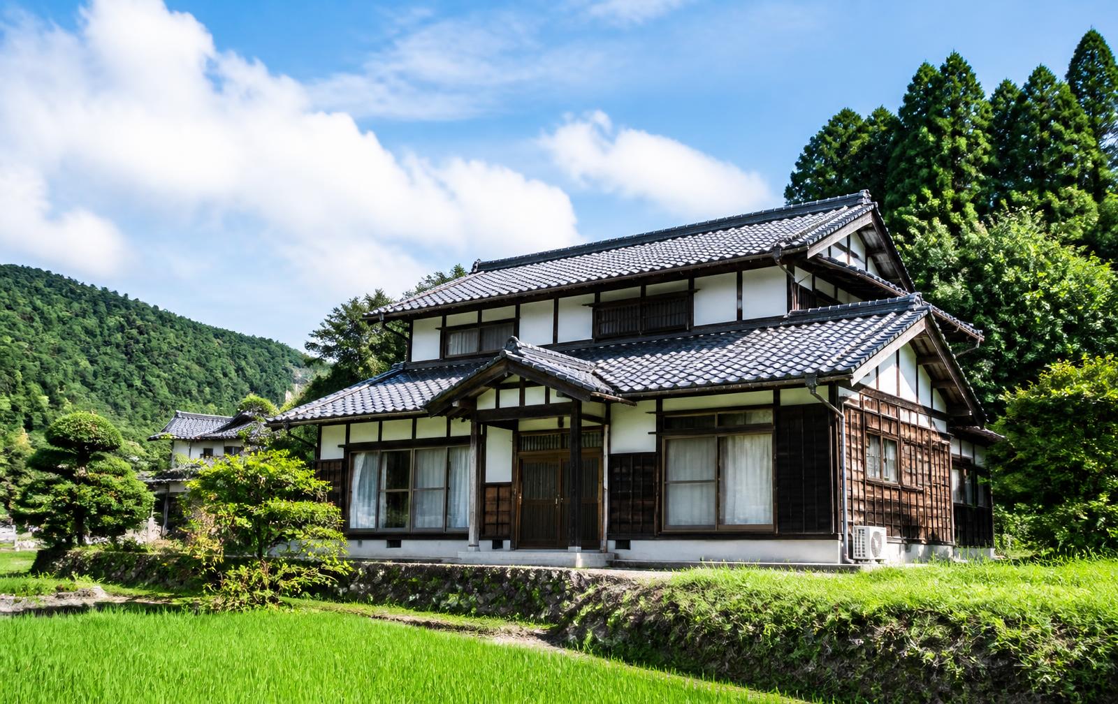 緑に囲まれた地方の古民家